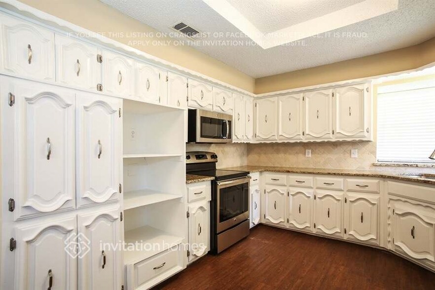 Building Photo - 1409 Carriage Ln