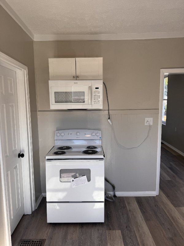 Building Photo - 564 Eastern Ave