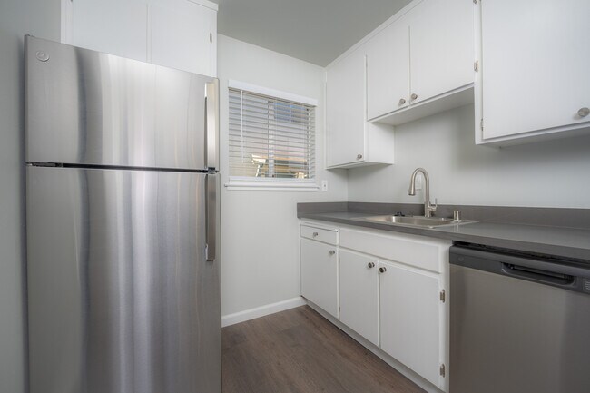 Kiely #7 kitchen1 - Parkview Apartments