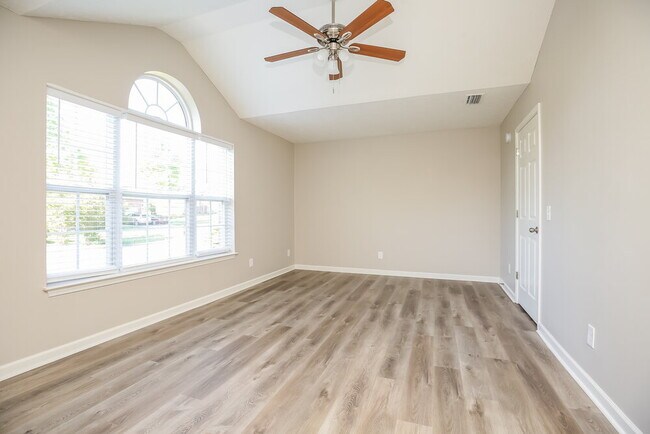 Building Photo - 200 Lake Forest Dr