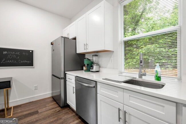 Building Photo - 1096 Wedgewood Dr NW