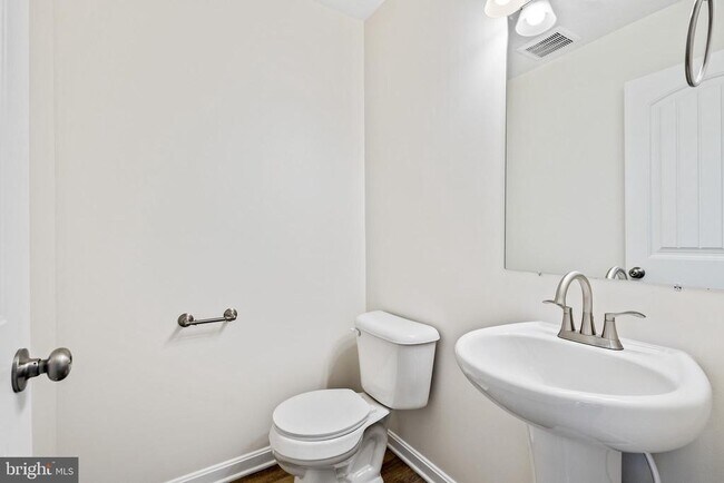 Building Photo - 2608 Maplewood Cir