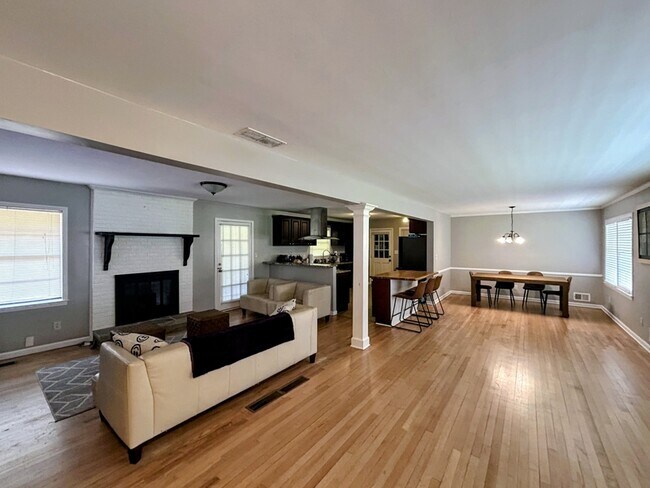 Building Photo - 816 Valley Creek Dr