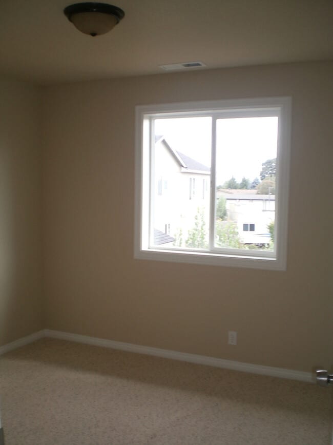 Building Photo - ~Elegant 3 bedroom with Bonus Family Room ...