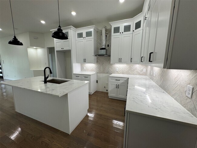 Building Photo - 923 Adele St