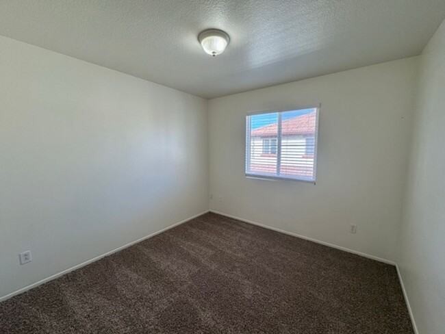 Building Photo - Spacious 3 Bedroom 2.5 Bathroom Condo in t...