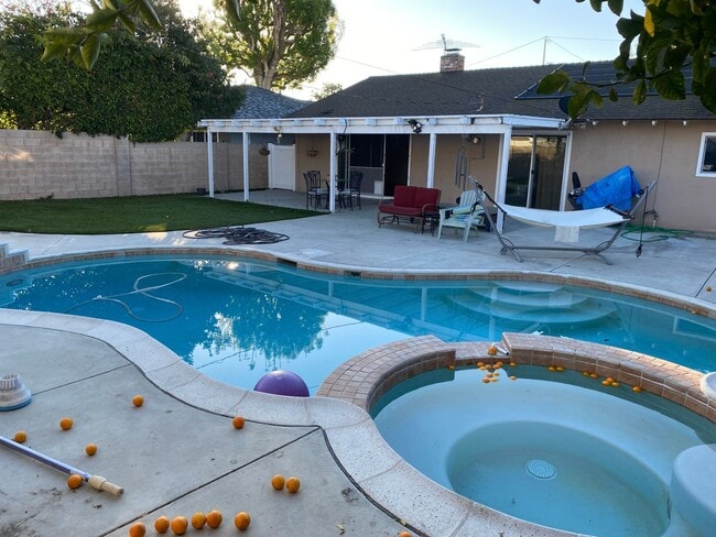 Building Photo - Beautiful 3 bedroom home with pool in Fountain Valley