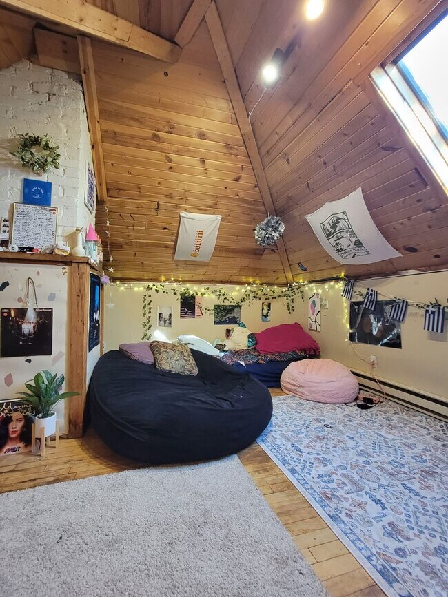 Building Photo - AVAILABLE JUNE - 6 Bed, 2 Bath Home Close to Campus!