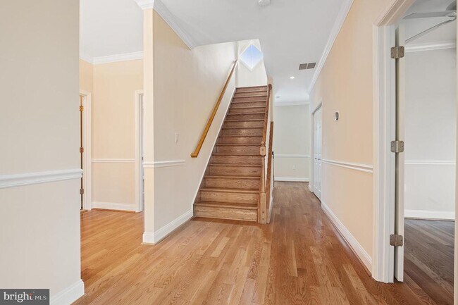 Building Photo - 5905 Lone Oak Dr