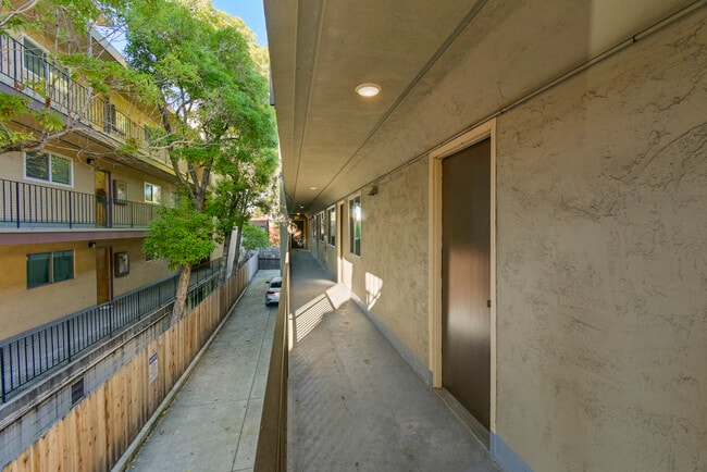 Building Photo - 2025 Francisco St.