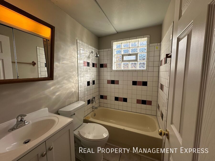 Building Photo - 2 Bed 1 Bath Apartment