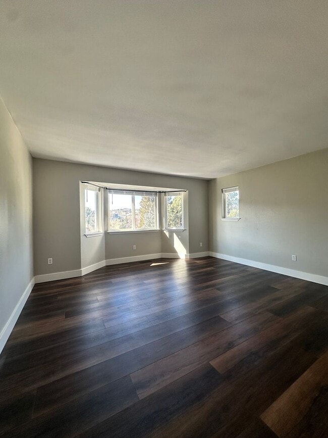 Building Photo - Spacious Multi-Generational Home with Stunning Views – 5 Bed, 3 Bath