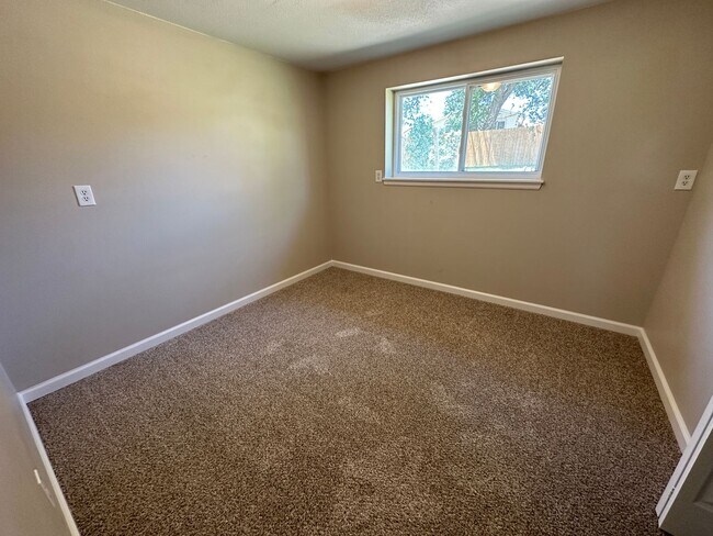 Building Photo - 4 BED 2 BATH HOME CLOSE TO PETERSON AFB & SCHRIEVER AFB!