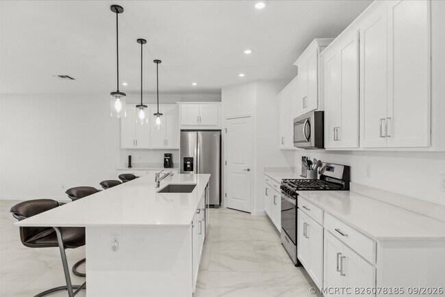 Building Photo - 10550 SW Orana Dr