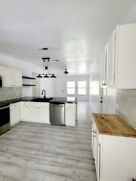 Building Photo - 1824 NW 42nd Ave