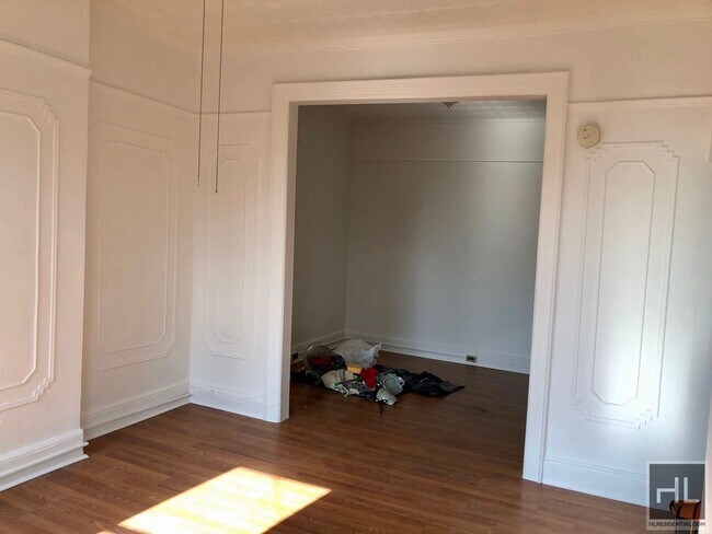 Building Photo - Top Floor Alcove Studio