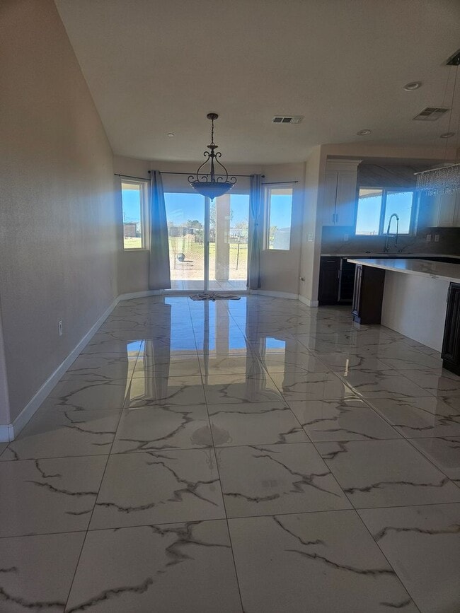 Building Photo - STUNNING CUSTOM APPLE VALLEY HOME