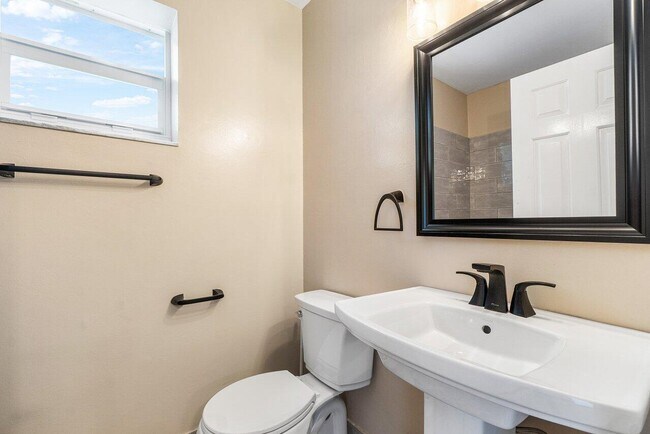 Building Photo - 5065 Horseshoe Cir N