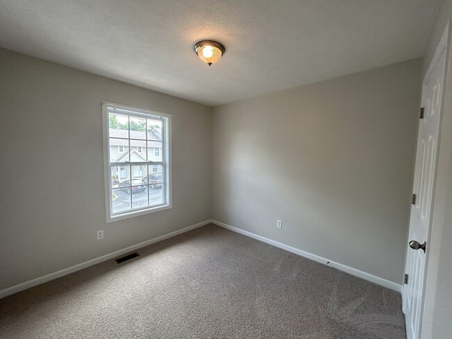 Building Photo - Sublease 6/1/25- 10/31/25