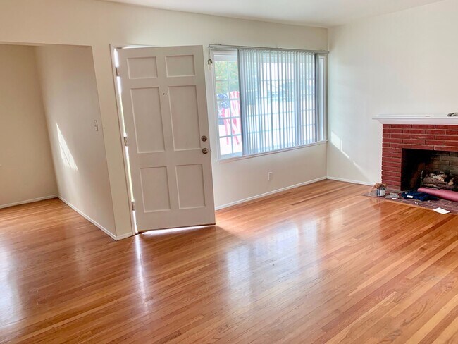 Building Photo - 3 BEDROOM 2 BATH HOUSE - South Torrance