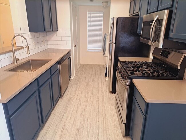 Building Photo - 6703 Hill Oaks Dr