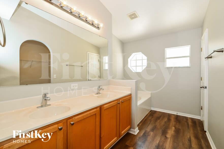 Building Photo - 637 Sunway Ln