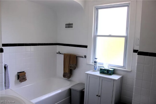 Building Photo - 1222 Castleton Rd