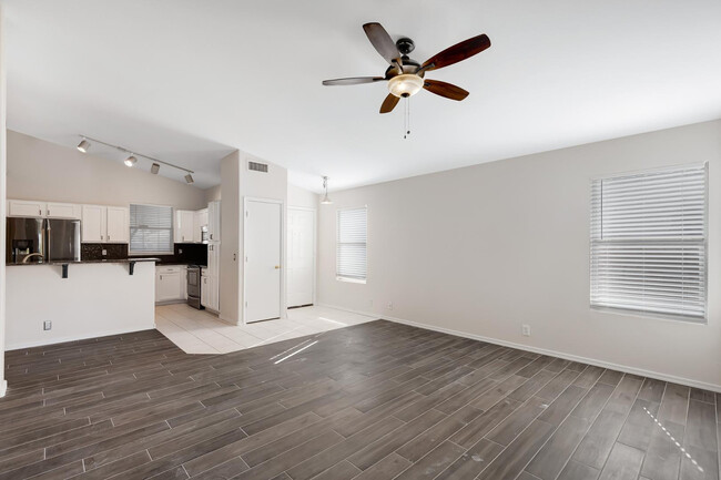 Building Photo - 302 N Hudson Pl