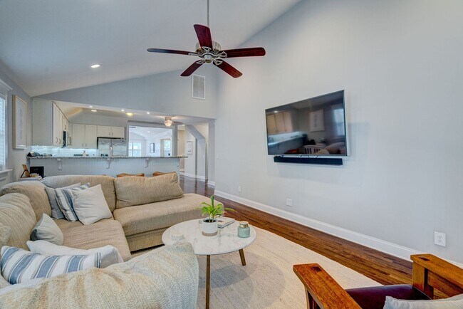 Building Photo - Midtown Rental in Forest Hills