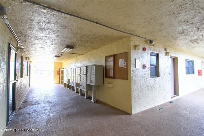 Building Photo - 520 Palm Springs Blvd