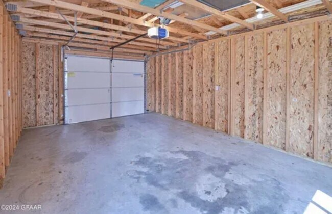 Building Photo - Adorable Single Family Home - 3 bedroom/1 bathroom!