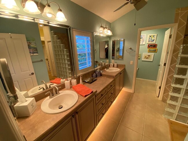 Building Photo - Exquisite - Turnkey, 3 bed + 2 1/2 Bath + ...