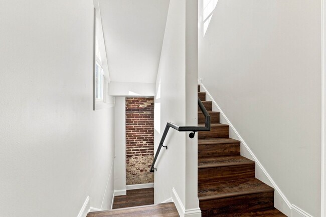 Building Photo - 740 W Vine St