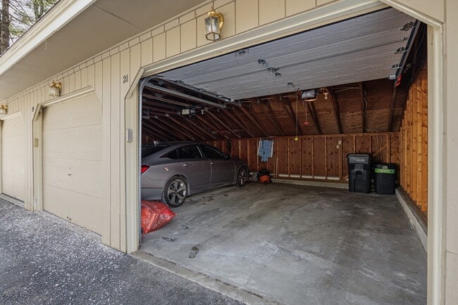 Building Photo - 13 Iris Way