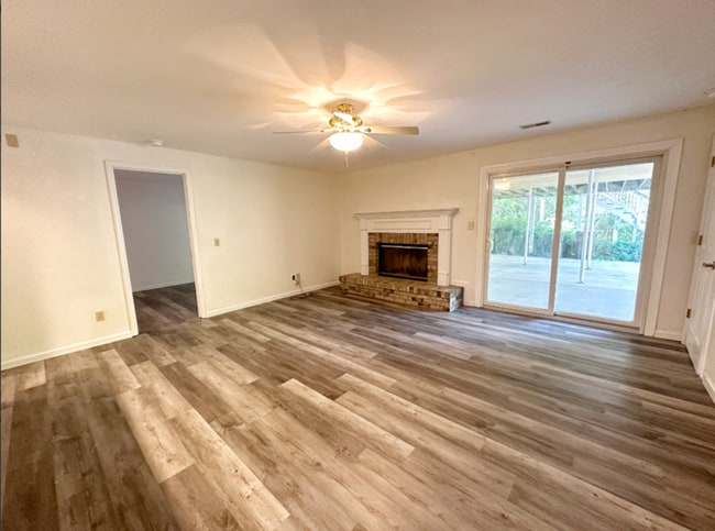 Building Photo - 1114 S Charlemagne Dr