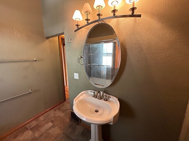 Building Photo - 927 Chipeta Ave