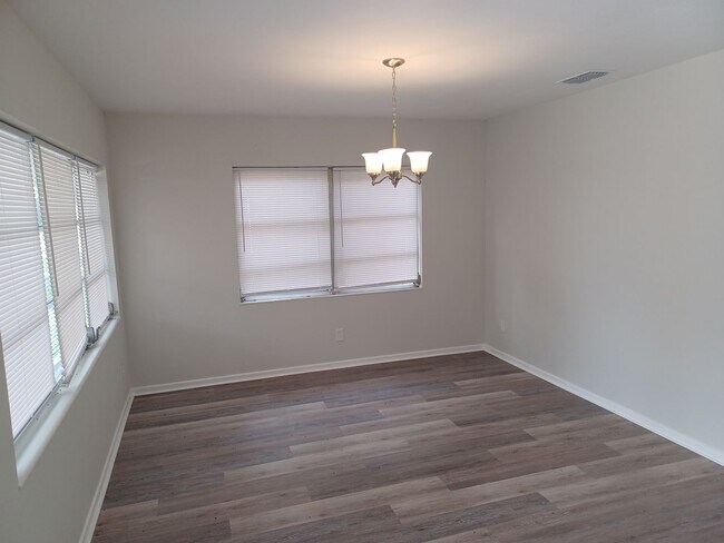 Building Photo - Beautiful 2 BR 1 BA Lakefront View Rental ...