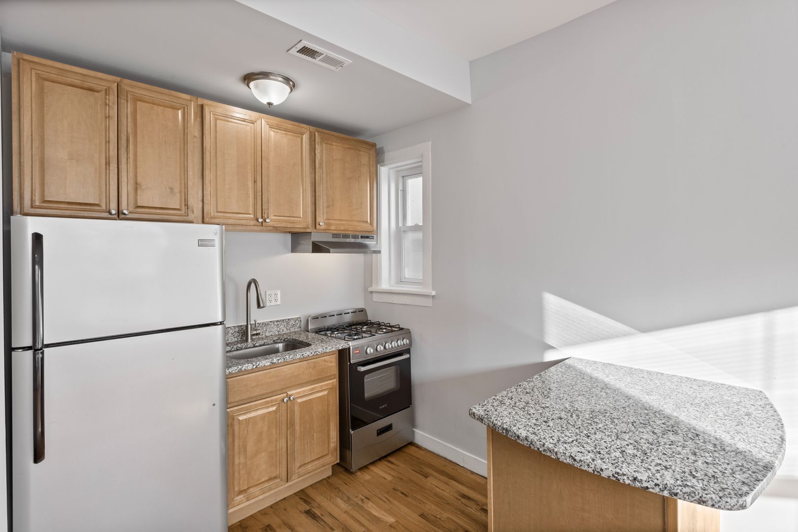 Building Photo - 7451 N Greenview Ave