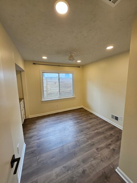 Building Photo - 6569 Graf Dr