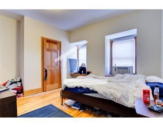 Building Photo - 9/1 Unique 6BR/4BA townhouse w/tons of space!