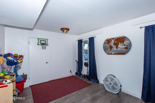 Building Photo - 552 E Lamarcia Dr