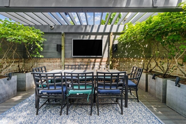 Building Photo - 1925 N Bissell St