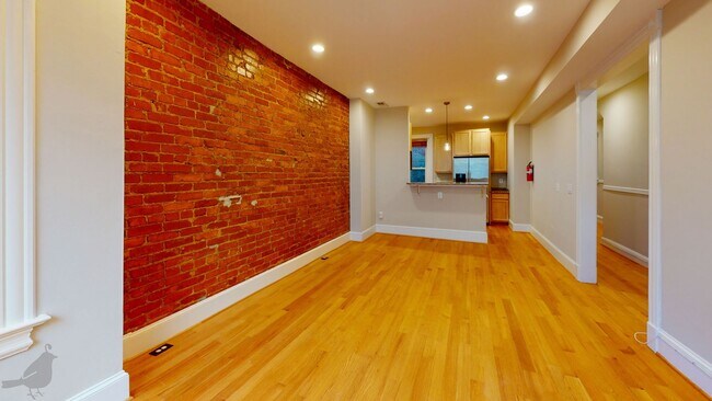 Building Photo - Renovated 2 Bedroom 2 Bath in Columbia Hei...