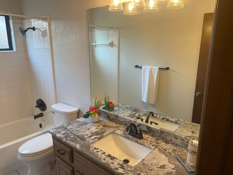 Guest Bath - 505 Ramsey St