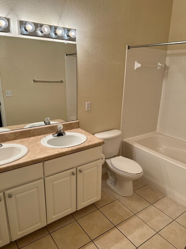 Building Photo - 2 bedroom 2 1/2 bath in NW Magnolia Place