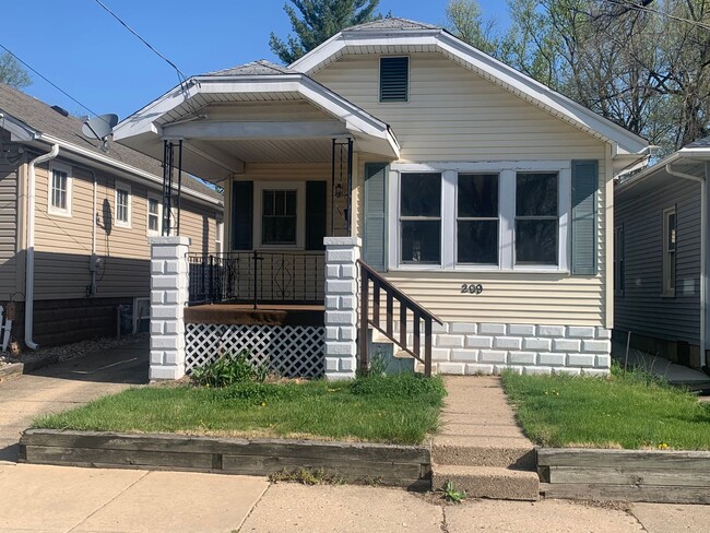 Building Photo - 3 Bedroom / 1 Bathroom House in Peoria