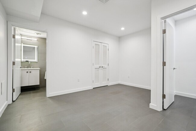 Building Photo - 714 Undercliff Ave