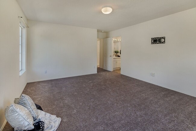Building Photo - Must see! Spacious 3bd 2bath Ready for Imm...