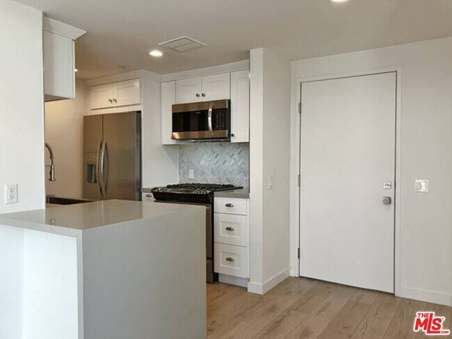 Building Photo - 301 S Swall Dr