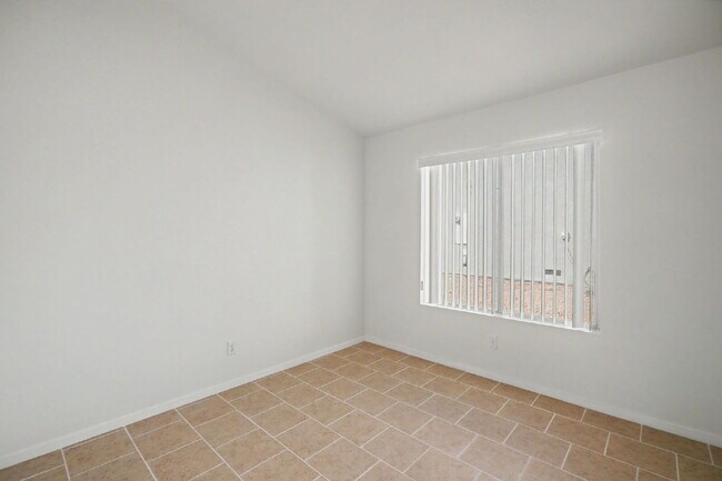 Building Photo - 2054 Cardigan Ave